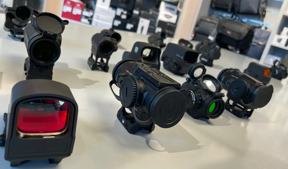 Celowniki kolimatorowe vs lunety — co wybrać i do jakiej broni