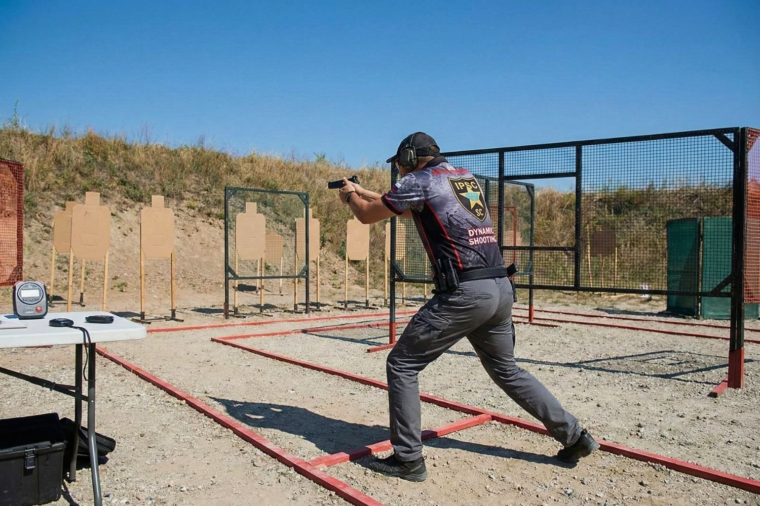 Strzelanie dynamiczne IPSC — zasady, dywizje i jak zacząć przygodę z tą dyscypliną?